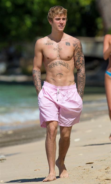 Justin Bieber Looks Buff While Taking a Shirtless Beachside Stroll in ...