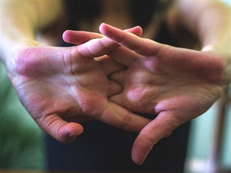 Cracking Knuckles: Causes, Side Effects, and Tips to Stop