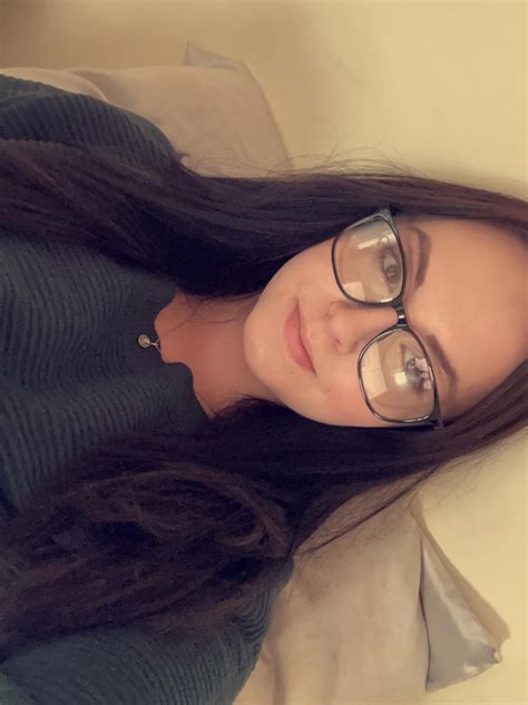 Do you like girls with glasses? : r/Faces