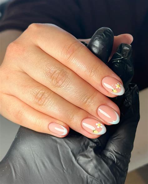 42+ Sweet, Short Oval Nail Ideas (2025) - DrExplains