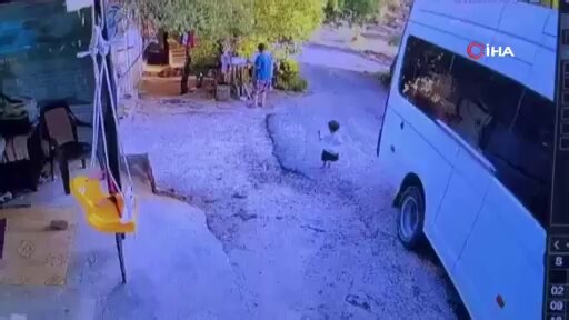 WARNING: DISTURBINGTurkey FATHER REVERSING VEHICLE RUNS OVER HIS OWN 1.5yo SON — CHILD LATER DIES at HOSPITAL https://t.co/l0BhkuRntV
