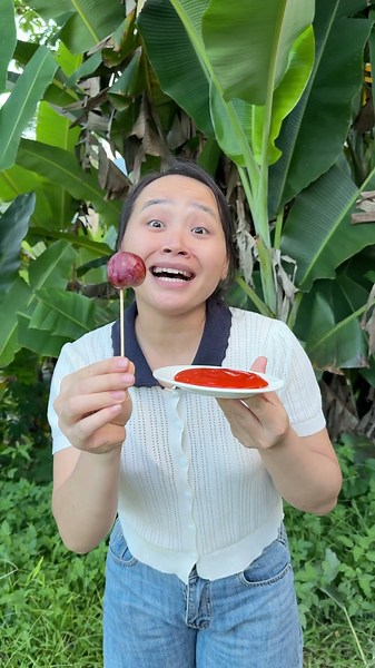 The challenge of eating fruit dipped in chili sauce from 1-100% | #tittv