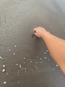 Vẽ chữ Q trên cát biển: cách vẽ trái tim và chữ Q đẹp