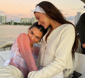 How to nail summer yacht fashion like these ultra-rich celebs