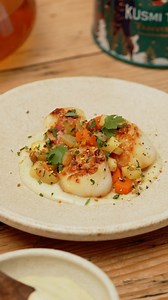 🌟 Le Menu de Noël by Kusmi 🌟 Coquilles St Jacques au thé Tsarevna, lait de coco et brunoise de légumes Ingrédients pour 4 personnes : - 12 à 15 coquilles saint jacques (3-4 par personne) - Thé Tsarevna épicé Kusmi Tea - 1 brique de lait de coco - 2 carottes - 1 courgette - 1 panais - 1 citron vert - 1 échalote - 1 cs maïzena - 1 cc rase de curry - ½ cc d’herbes de provence - coriandre - sel & poivre Instructions : 1 - Faire infuser du thé Tsarevna Kusmi Tea (1 tasse). Éplucher et tailler en mo