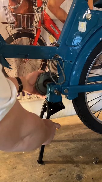 Suite du remontage de la Peugeot 103 à cadre rigide 🦕 #cyclomoteur #mobylette #peugeot #peugeot102 #peugeot103 #motobecane #motoconfort #vintage #oldschool #restauration #restoration #diy #tutorial #youngtimer #mécanique #mecanique #madeinfrance #barnfind #moped #mopedlife #mofa #motorcycle #peugeotbb #peugeot104 #motorcycle #tutorial #103 #103vogue #mobilette #montmartre #vintageride