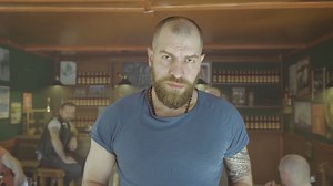 94K views · 1.1K reactions | Une marque de bière piège des personnes en réalité virtuelle en les transportant vraiment en Irlande  | Dans Ta Pub | Facebook