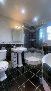 SHOWER GLASS SPLASHBACKS Due to their sheer size, shower splashbacks can make a dramatic visual impact. You can match your panels to almost any colour or choice from our huge range of unique designs. From printed artwork to glittery sparkles, whatever you choose, all our shower splashbacks will create a wow factor that is sure to impress guests. Glitter is popular for a glamorous bathroom look, while natural stone patterns are timeless. Our shower splashbacks are not limited to size or designs.