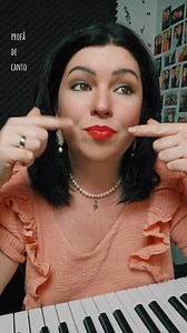 Cânți înfundat, în spatele gâtului sau nazal❓️ Astăzi vorbim despre posibile cauze de tehnică vocală și soluții pentru aceste probleme🙏 Până acum această metodă a funcționat pentru fiecare solist cu care am lucrat, însă necesită răbdare, consistență, gândit diferit fiecare sunet atunci când îl emitem. Se exersează în vocalize și în repertoriu, iar și iar, până când mușchii și mintea, împreună. Se dezvață de vechile obiceiuri și formează o cale nouă, o memorie musculară noua și proiecții mentale