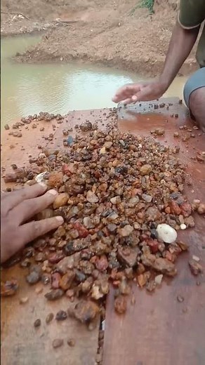 💎 Did You Ever See How Millions Worth Sapphires Are Found from Ceylon Mines? 💙🇱🇰