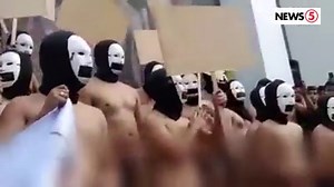 OBLATION RUN 2019 | Isinagawa kanina ng mga miyembro ng Alpha Phi Omega fraternity ang kanilang annual "Oblation Run" sa UP Diliman. Tumakbo sila para sa kalayaan ng pamamahayag at pansariling determinasyon. | via Laila Pangilinan For more latest stories, visit us at www.news5.com.ph | News5