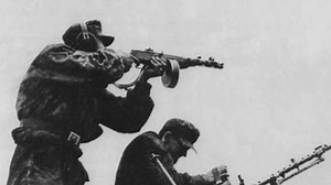 The Terrifying Rise of the PPSH41: How Soviet Submachine Guns Redefined Close Combat