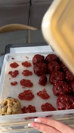 Es tu Oportunidad para Emprender con las Cookies Nueva York en tendencia con nuestro E-book especial!✨ ✨¿Qué incluye el curso?✨ ✅Libro en PDF en español, con acceso de por vida para principiantes y expertos. 🚀BONOS EXCLUSIVOS para que sigas creciendo en tu cocina y en tu negocio. ✨P OFF por tiempo limitado sólo para los primeros que ingresen a esta oferta. Hacé CLICK en el botón "Más información" ahora! Con amor Olivia | The Luxury Cookies