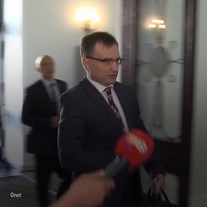 Dwaj bliscy współpracownicy ministra Ziobry odeszli z restortu po ujawnieniu przez Onet skandalu z ich udziałem. Co będzie dalej? :O | Fakt