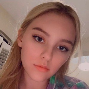 holly_vivan - Twitch