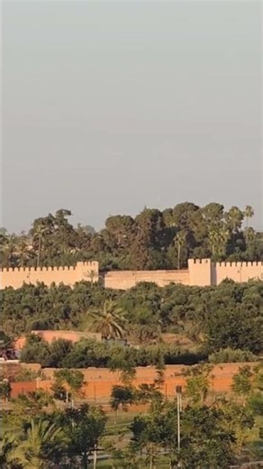 les murailles de Marrakech : un mur entre deux mondes opposés. #travel #visitermaroc