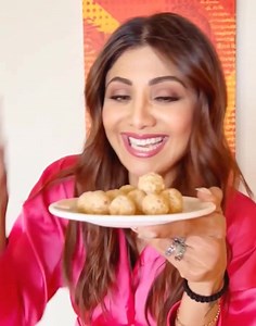 19 reactions | तिळ गुल घ्या..गोड गोड बोला. #hellobollywood | Hello Bollywood - मराठी | Facebook