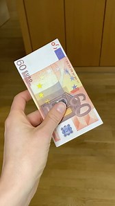 Falschgeld-Alarm! 😱💶 Ein 60-Euro-Schein? Klingt verrückt, aber sowas könnte tatsächlich in deiner Geldbörse landen! 🙈 ‼ Achtung: Falschgeld bringt dir keinen Ersatz – also immer gut prüfen! 👀 Unser Tipp: Schau dir dein Wechselgeld sofort genau an und nutze die drei einfachen Prüfschritte: FÜHLEN - SEHEN - KIPPEN! #Falschgeld #Euro #safetyfirst #dienationalbank #oenb #sicherbezahlen | Oesterreichische Nationalbank