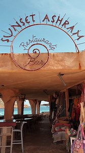 BEACH TIP: CALA COMTE 🤎 Cala Comte is zonder twijfel een strand dat niet op je to-do-list mag ontbreken 😎⛱️🐚👙🌴 Het is echter ook één van de drukst bezochte stranden van Ibiza, the downside of being so damn gorgeous… ✨ Cala Comte – of Cala Conta – bestaat eigenlijk uit 2 stranden, van elkaar gescheiden door het legendarische Sunset Ashram Ibiza, een strandbar die mij altijd doet denken aan een soort huis uit ‘The Flinstones’ 😄😉 Vandaar noem ik deze baai altijd al grappend ‘Bedrock beach’✌�