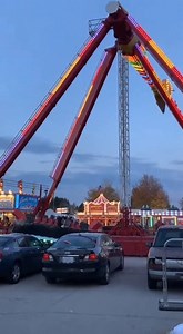 Horror at Fairground as Pendulum Ride Snaps Salem, Oregon — October 18, 2025 A festive evening at the annual state fair turned into a scene of terror when a popular pendulum-style thrill ride suffered a catastrophic structural failure mid-swing. Hundreds of onlookers watched in horror as the high-velocity attraction, known for its extreme heights and centrifugal force, suddenly gave way at the apex of its arc. Chilling footage from the scene captures the exact moment a loud metallic snap echoed 