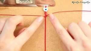 5.8K views · 388 reactions | ▶En el Video Tutorial del día de hoy  Crea tu propia colección: 5 pulseras de hilo fáciles y rápidas #pulserasdehilo #pulserasdemoda #pulseras #bracelets #mentacoqueta | Menta Coqueta | Facebook