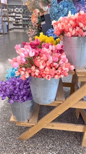 5.1K views · 88 reactions | Spring Splendor: DIY Tulip Wreath Tutorial!  #DIYFloralCrafts #TulipWreath #SpringDecor #CraftingIdeas #HomeDecorInspo #CreativeProjects #HandmadeWreaths #FloralDesign | Hollie Hobbies | Facebook