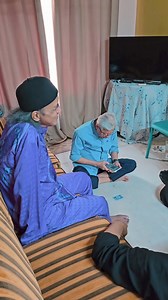 Meneruskan program Kongsi Rezeki Ramadan 2024 semalam dengan menziarahi bekas wartawan hiburan dan penerbit Melodi, Nas Ahmad di rumahnya di Damansara. Nas yang berusia 64 tahun kini sedang berhadapan dengan ujian hidup dan hilang pendapatan selepas disahkan mengidap penyakit jantung pada Januari 2022. Namun lebih dua tahun, beliau masih menunggu tarikh untuk menjalani rawatan di Hospital Serdang, Selangor. Saya berdoa semoga Nas dapat menjalani rawatan dengan segera dan kembali afiat seperti se