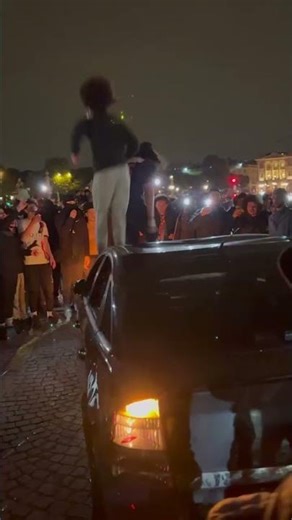 « ON LUI BAISE SA MÈRE », « TUEZ LE », « ENCULEZ LE » : UNE VOITURE ET LE CONDUCTEUR SONT ENCERCLÉS