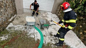 Grindina uriașă a făcut ravagii în România. Sute de case au fost avariate. A fost Cod roșu de furtună. FOTO