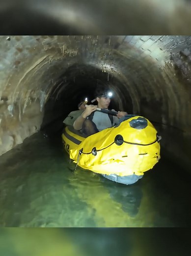 Exploration des Catacombes Parisiennes en Bateau