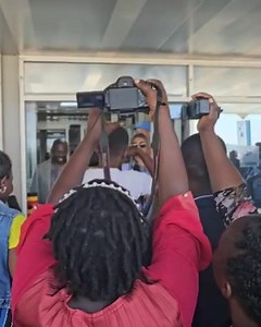 Sinach, the gospel sensation, is ready to bring the spirit of worship to Uganda! Join us this Friday at Lugogo Hockey Grounds for an unforgettable night in God’s presence. Sinach is not just bringing new music; she’s delivering a divine message crafted for Uganda. 🇺🇬 Speaking from Entebbe airport on Wednesday, Sinach shared her excitement, “It’s amazing being in Uganda, and I am so excited for Friday. Come, let’s have a good time in the presence of God.” Sinach emphasizes the power of God’s wo