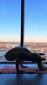 1.1K views · 19 reactions | Evening yoga flow✨ #yogagirl #flexibility #stretching | stretchwithv | Facebook