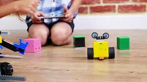 Nahaufnahme, funkgesteuerter Roboter bewegt sich auf: Stockvideos & Filmmaterial (100 % lizenzfrei) 1015551553 | Shutterstock