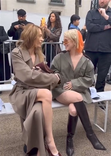 Hayley Williams junto Paris Jackson en el desfile de modas de Stella McCartney #parisfashionweek | Paramore Mexico