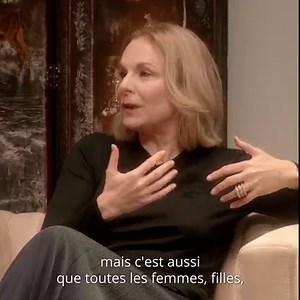 La deuxième édition des Rendez-vous littéraires rue Cambon réunit l’ambassadrice et porte-parole de la Maison Charlotte Casiraghi, l’écrivaine Camille Laurens, la comédienne Lyna Khoudri et l’historienne de la littérature Fanny Arama. Avec pour fil conducteur la question « Qu’arrive-t-il à une fille au cours de sa vie, parce qu’elle est une fille ? », Camille Laurens interroge le destin des femmes et de la condition féminine, le féminisme, l’invisibilisation des femmes, les mutations sociales de