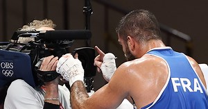 Bras d'honneur, coup de poing sur la caméra... Disqualifié, Aliev pète les plombs sur le ring