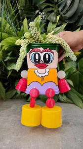 #diy ♻️ VASO BONECA feito com POTES de margarina @qualy TUTORIAL ENSINANDO O PASSO A PASSO ESTÁ DISPONÍVEL NO CANAL DO YOUTUBE ➡️ JARDINAVEIS 👉 LINK NA BIO 💚 #jardinaveis #façavocêmesmo #artesanato #vasodecorativo #handmade #vasoboneca #artesanatocriativo #artesanal #crafts #crafttok #reciclagem #jardim #recycling #reciclaje #reciclar #garrafapet #suculentas #dolixoaoluxo #feitoamao #plantas #diygarden #gardentok #sustentabilidade #ideiascriativas #foryoupage #foryou #fy #fyp | Jardinaveis Jar