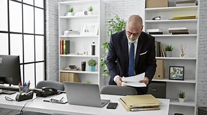 Mature Bearded Man Suit Reviews Documents: vídeo stock (100% livre de direitos) 3432435359 | Shutterstock