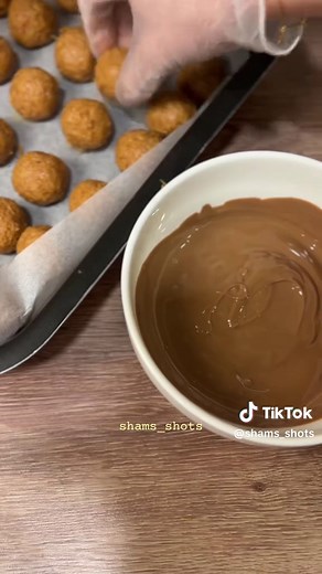 كرات الشعيرية بالشوكولاته 🍫 هالحلى كنت اسويه قبل كم سنة و أحبه مرة سهل ولذييذ 😋🤌🏼 ومافيه حوسة مكونات 🌟 الطريقة/ كيسين ونصف شعيرية باكستانية (الكيس ١٥٠غ) أفتته و أحطه على النار مع ملعقتين زبدة و أحركه على نار هادية حتى يتحمس. كاس حليب بودرة أحمسه على نار هادية ولو تكتل عندكم انخلوه بعد ما يجهز، أخلطهم مع بعض مع علبة قسطة و نص علبة كبيرة حليب مكثف محلى، ولو صارت الخلطة تتلصق مرة زيدوا عليها شعيرية مفتتة (مو ضروري تحمسوها في هالمرحلة). سويتهم على شكل كرات ودخلته الفريزر تقريبًا ١٠ د عشان يتماس