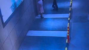 外卖员路过足疗店女技师卖力招手揽客 短暂交流后被带进店里