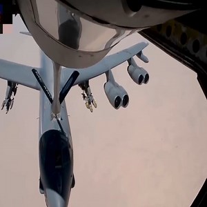 B-52 and F-18 [aerial refueling] that refuel while leaking a large amount of fuel. | FlashPoint News