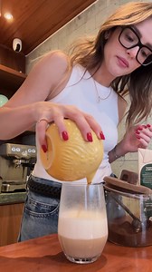 Fazendo café com leite e lendo Os Irmãos Karamázov