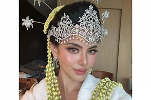 Aktris Thailand Davika Hoorne Tampil Memukau dengan Siger Sunda, Patricia Gouw Beri Komentar