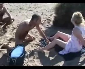 paja mirando en playa