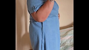 Granny BBW de 65 ans séduit avec son corps rond d'amatrice. Gros seins doux et gros cul.