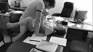 El jefe se folla a su diminuta secretaria sobre la mesa de la oficina y lo graba con cámara oculta