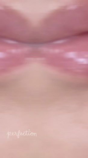 💋 Friday Lips. Again. Because perfect lips never go out of style. Un touch de volum, un strop de contur si… weekend mode ON. #fridaylips #lipgoals #aestheticsclinic #beautyday #lipfillerlove #weekendmood | Dr. Manuela Răvescu - Scoala de Cosmetica si Machiaj Profesional