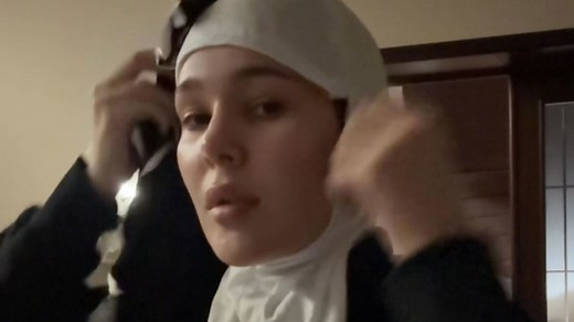 Jump scare prank makes woman drop everything and flee in a hilarious reaction