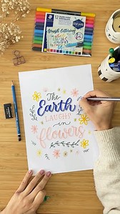 Lass Dich von dem bezaubernden Handlettering von @bealettering inspirieren: 'The earth laughs in flowers.' 🌸✨ Nimm die Schönheit um Dich herum wahr und entdecke unseren Handlettering-Guide auf unserer Website. 💐 Jeder Lettering-Künstler beginnt mit den Grundlagen. Lege selbst los mit unserem kostenlosen Online-Kurs und lerne von den lieben Handlettering-Experten @bealettering und @eugis.letterliebe 🙌🥰 Hier geht es direkt zum kostenlosen Onlinekurs 👉http://fb.staedtler.com/2gT | STAEDTLER