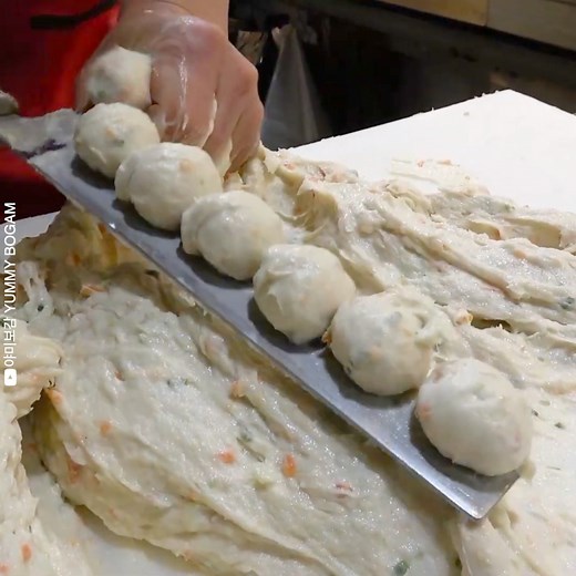 Korean fish cakes come in so many shapes, sizes and forms! Credit: 야미보감 YUMMY BOGAM - youtube.com/channel/UCkIJBehwmhYcuEkW-_SfIZQ Watch original video by 야미보감 YUMMY BOGAM - youtube.com/watch?v=SBxY_J6IW0o | Taste Life